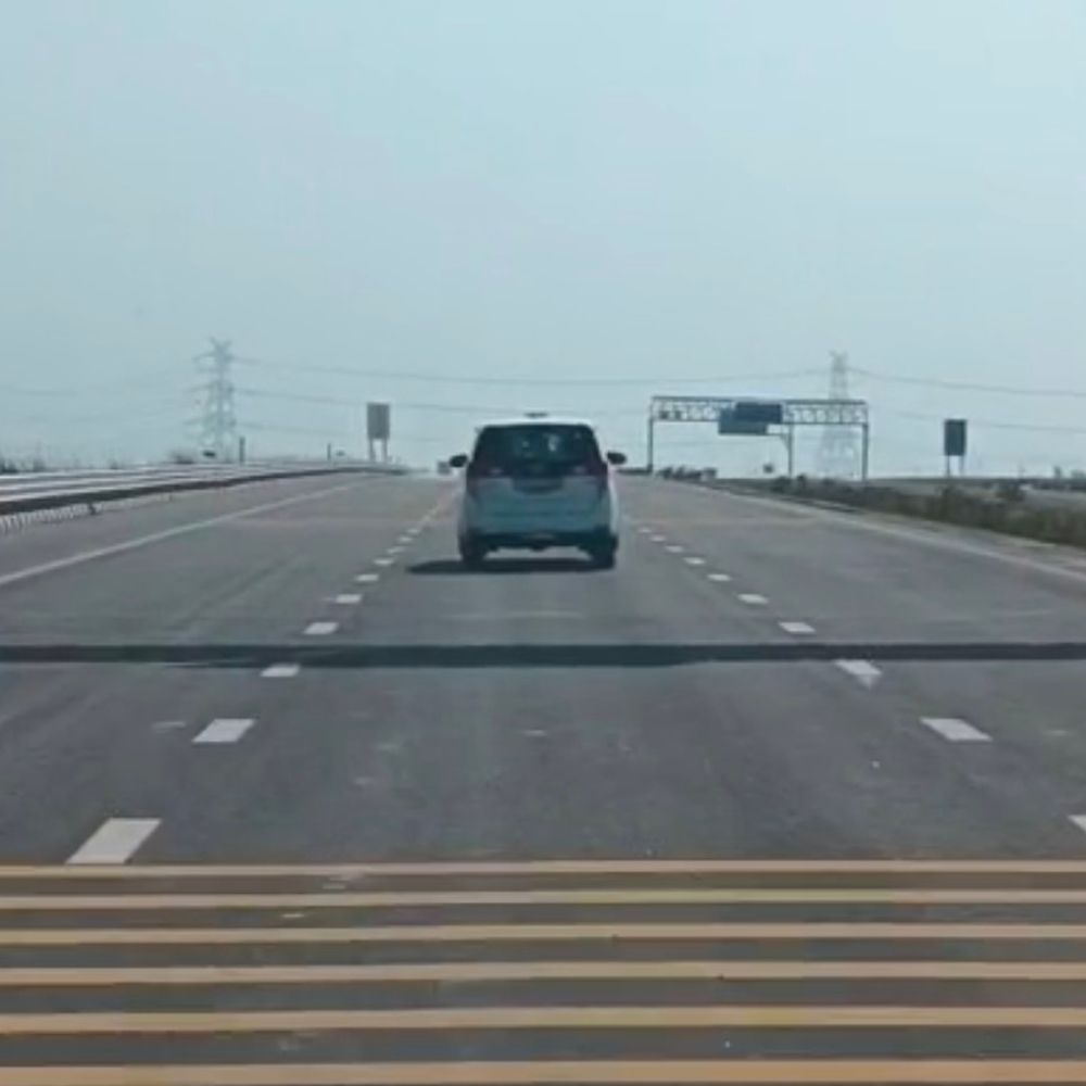 गंगा एक्सप्रेसवे पर 120 की स्पीड में दौड़ाई कार:डीएम ने प्रतापगढ़ में हाईवे की गुणवत्ता देखी, सुधार के निर्देश दिए