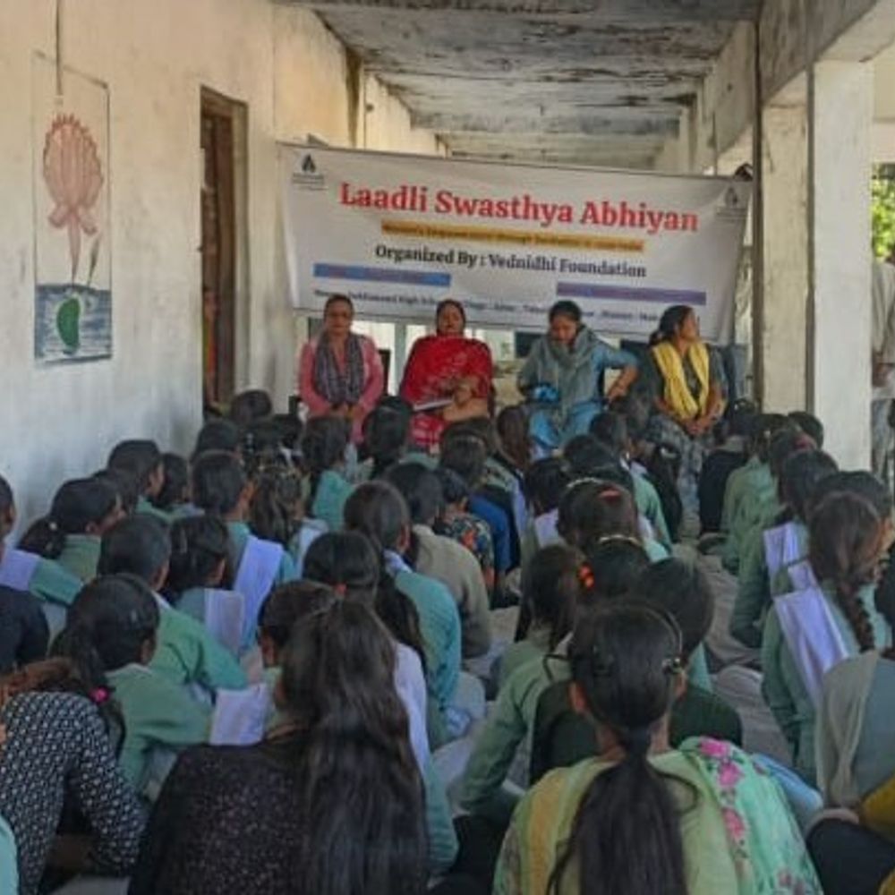 82 छात्राओं को सेनेटरी पैड वितरित:महोबा में वेदनिधि फाउंडेशन ने 'लाडली' पहल के तहत चलाया अभियान
