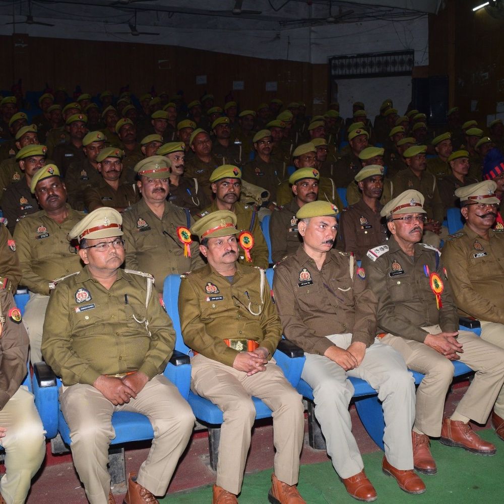 होमगार्ड जवानों को मिला सम्मान:महाकुम्भ में उत्कृष्ट सेवा के लिए 'कुंभ सेवा पदक' और प्रशस्ति पत्र प्रदान किए गए