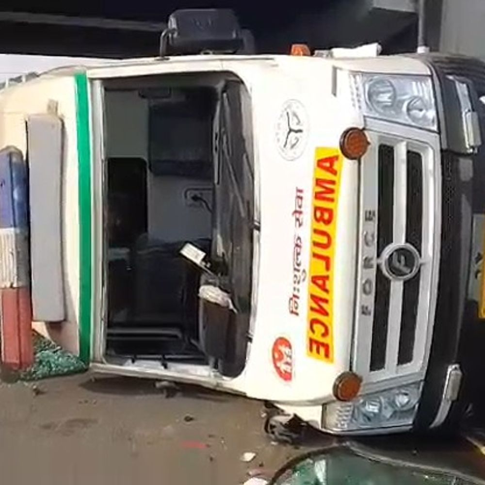 वाहन की टक्कर से एक्सप्रेसवे पर एंबुलेंस पलटी:मरीज छोड़कर लौटते समय हुआ हादसा, ड्राइवर-कंडक्टर बाल-बाल बचे