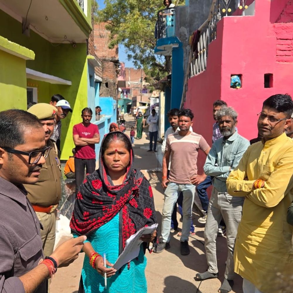 चित्रकूट जिलाधिकारी ने पुनरीक्षण कार्यों का किया औचक निरीक्षण:लापरवाही पर प्रतिकूल प्रविष्टि की चेतावनी, नोटिस वितरण के निर्देश
