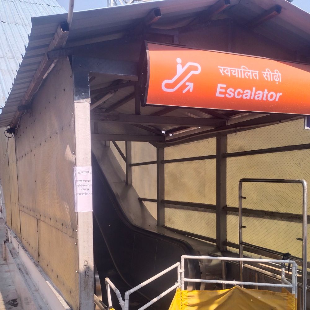 ललितपुर स्टेशन पर पांच दिन से एस्केलेटर खराब:बुजुर्ग और सूटकेस वाले यात्रियों को हो रही परेशानी, चढ़नी पड़ रहीं 48 सीढ़ियां