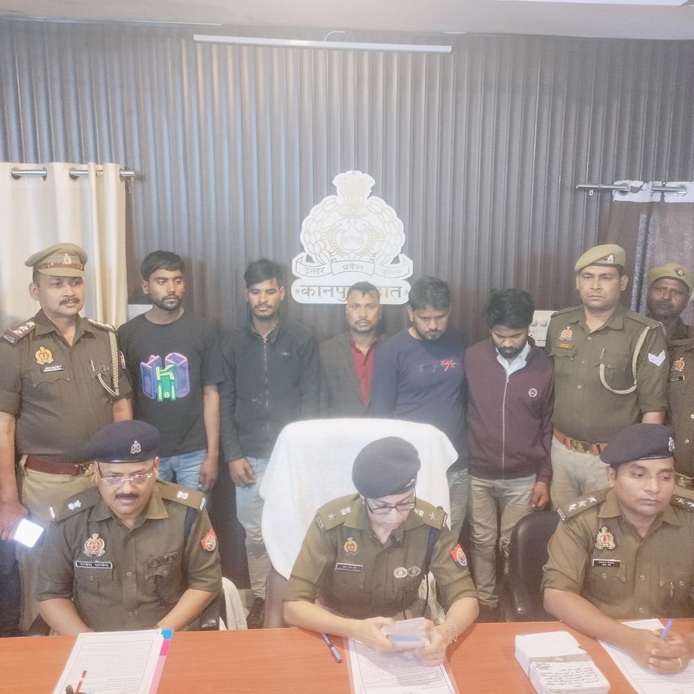 कानपुर देहात में फेवीक्विक गैंग के 5 शातिर गिरफ्तार:कैश आउटलेट पर गोंद लगी प्लेट चिपकाकर करते थे ठगी, खाते से कटते जाते थे पैसे