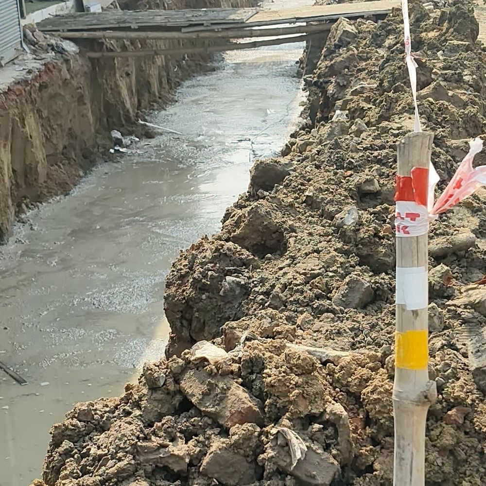 महराजगंज में नाली निर्माण धीमा, दुकानदार परेशान:चौड़ीकरण के कारण व्यापार प्रभावित, ग्राहकों को दिक्कत