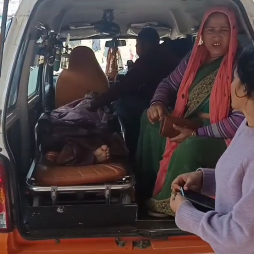 एटा में कुत्ते से टकराई बाइक, महिला की मौत:बेटे-बहू के साथ जाते समय हुआ हादा, वृद्धा ने मौके पर तोड़ा दम