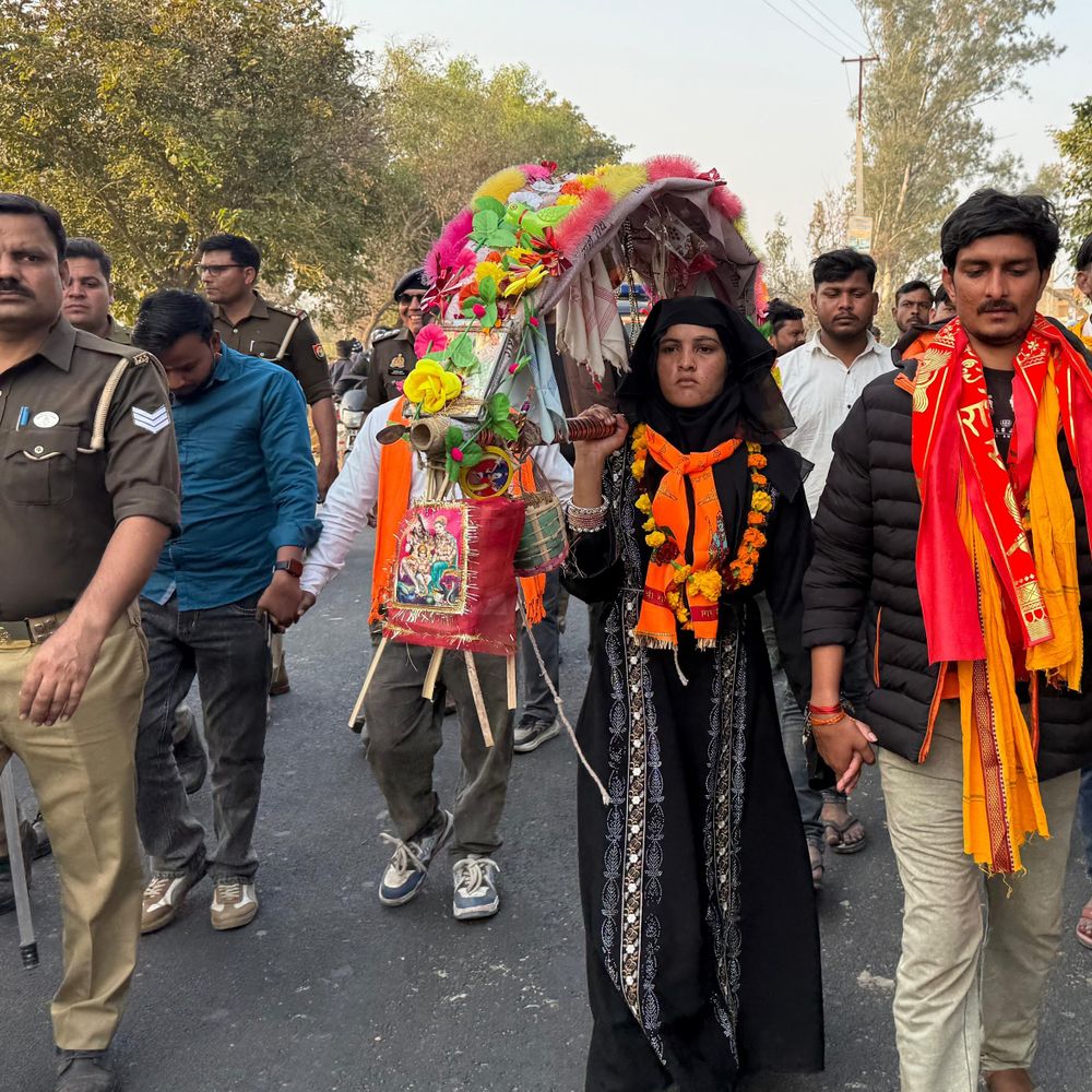 संभल पुलिस ने शिव भक्त तमन्ना पर बरसाए फूल:बोलीं- कट्टरपंथी विचारधाराओं को नहीं मानती, भोलेनाथ में आस्था है मेरी