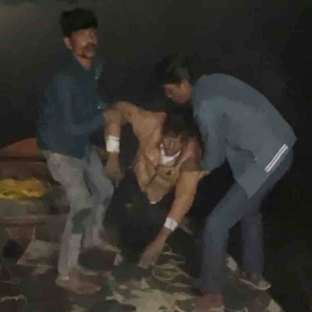 पारिवारिक कलह में युवक ने गंगा में लगाई छलांग:नाविकों ने बचाया, पुलिस ने उपचार के लिए अस्पताल भेजा