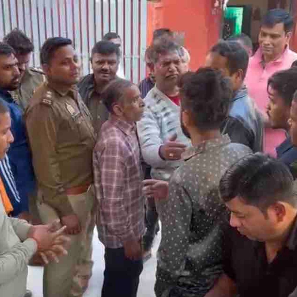 कानपुर में मंदिर के बाहर दुकान हटाने पर विवाद:डीसीपी के निर्देश पर हुई कार्रवाई, दुकानदार ने अभद्रता का आरोप लगाया