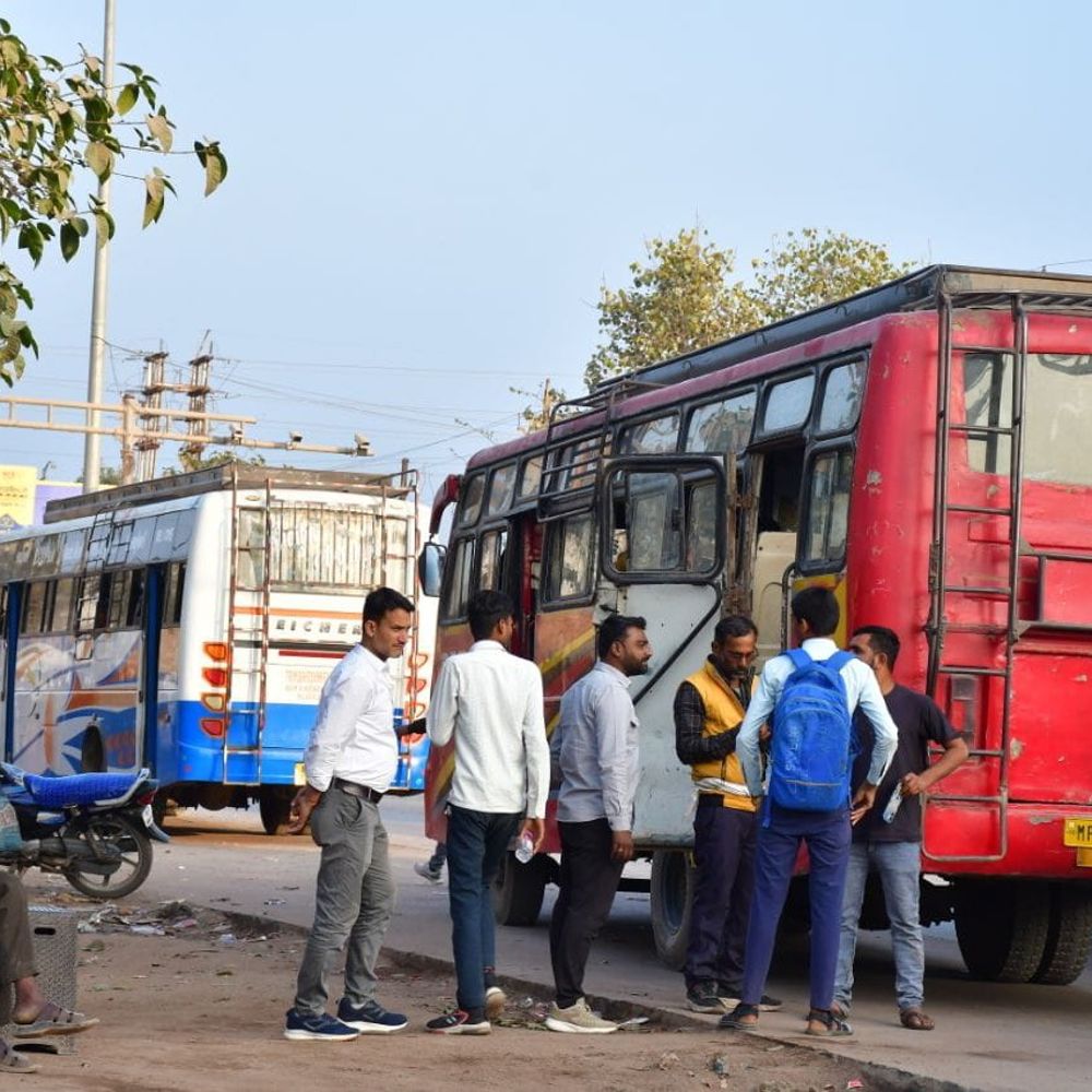 सतना में सूत्र सेवा बस में यात्री से अभद्रता:  निजी बस कर्मचारी ने की गाली-गलौज; सवारी बैठाने को लेकर हुआ विवाद, वीडियो – Satna News
