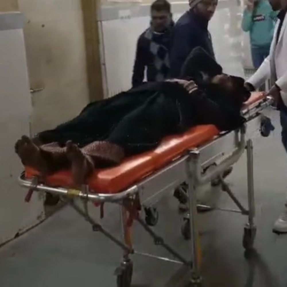 एटा में वैगन आर पेड़ से टकराई, 11 घायल:5 सीटर कार में सवार थे दोगुने लोग, शादी समारोह में शामिल होने जा रहे थे