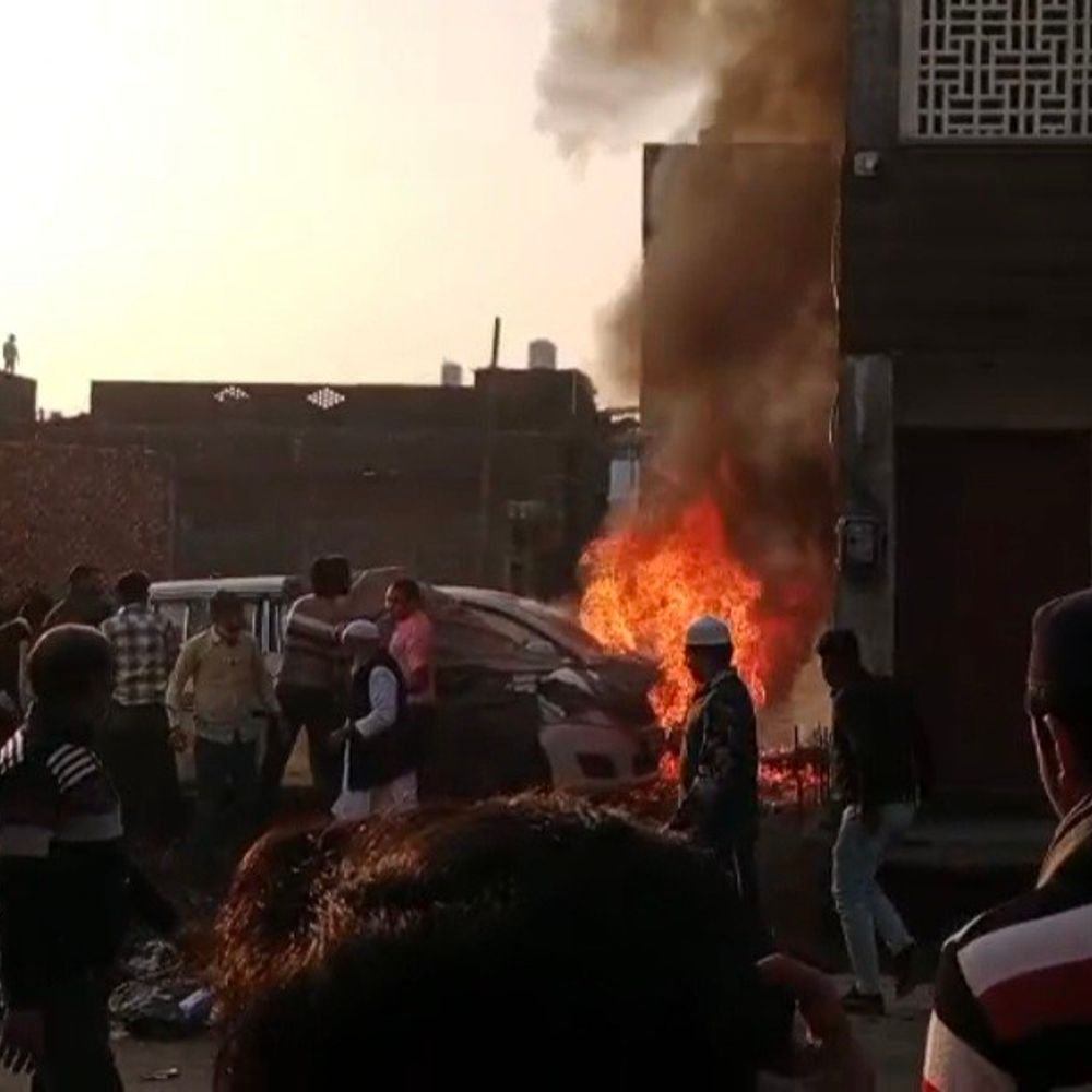 संभल में खड़ी गाड़ी में लगी भीषण आग, VIDEO:एक घंटे बाद पाया काबू, शॉर्ट सर्किट के कारण हुआ हादसा