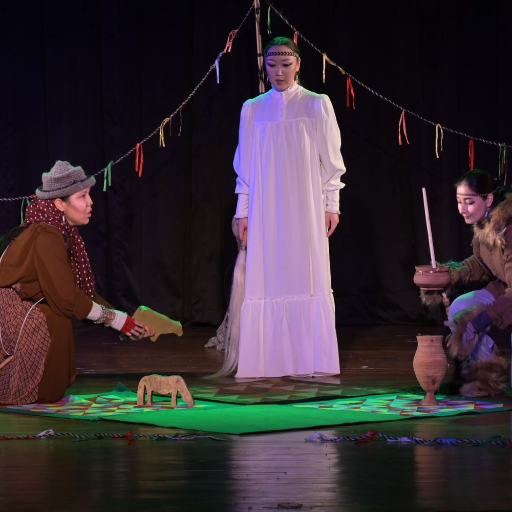 प्रयागराज में रूस की लोकगाथा का जादू दिखा:'फेसेज़ ऑफ ओलोंखो' नाटक में गूंजी याकूत वीरगाथा