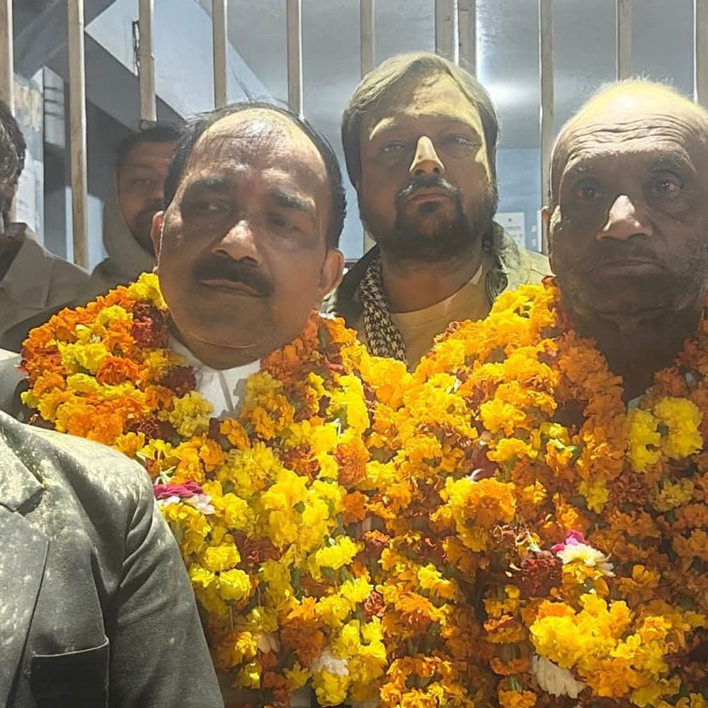 गोंडा बार एसोसिएशन चुनाव में रवि चंद्र त्रिपाठी अध्यक्ष बने:सुनील पांडेय महामंत्री, श्रीभगवान पांडेय कोषाध्यक्ष चुने गए, सत्यम दुबे और उमेश प्रताप सिंह बने कनिष्ठ उपाध्यक्ष