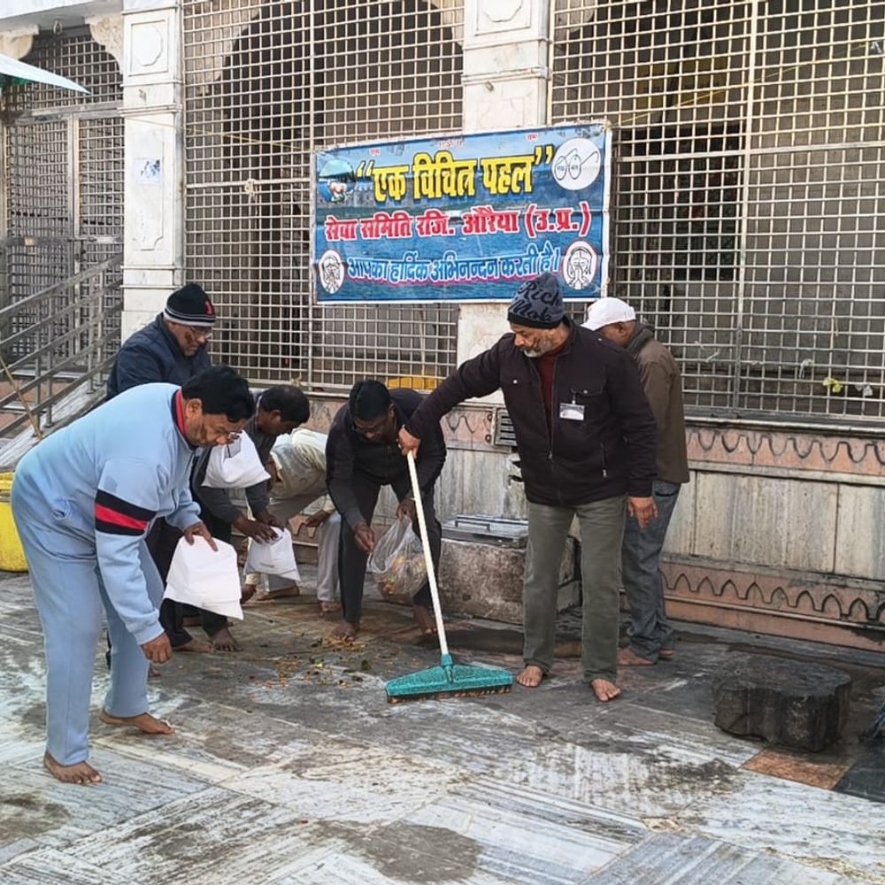 महाशिवरात्रि से पहले देवकली मंदिर में सफाई अभियान:समिति सदस्यों ने यंत्रों से सफाई कर स्वच्छता का संदेश दिया