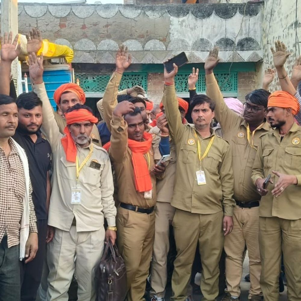 मथुरा में ट्रक ड्राइवर की पीट-पीटकर हुई थी हत्या:यूनियन अध्यक्ष पीड़ित परिवार से मिले, 20 लाख मुआवजे की मांग; हड़ताल की दी चेतावनी