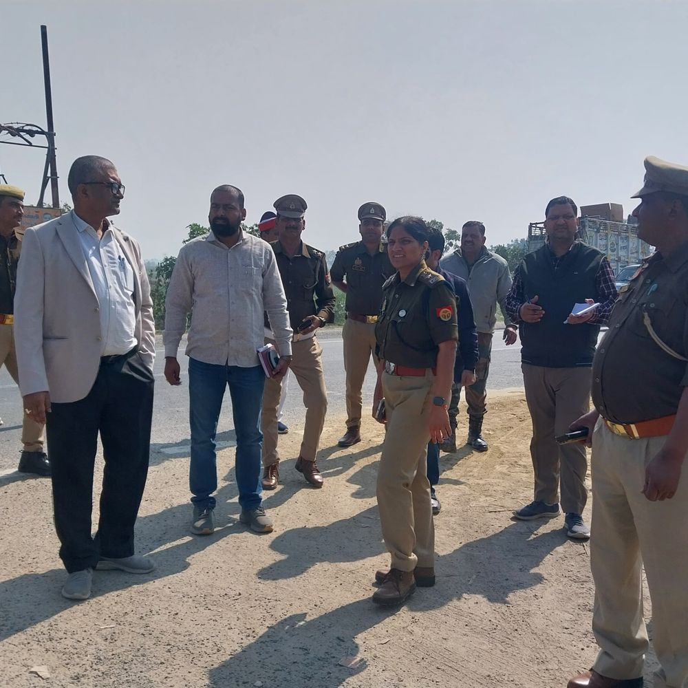 दुर्घटनाएं रोकने को डीएम-एसपी ने किया ब्लैक स्पॉट का निरीक्षण:फर्रुखाबाद में दिए स्पीड ब्रेकर, स्ट्रीट लाइट लगाने के दिए निर्देश