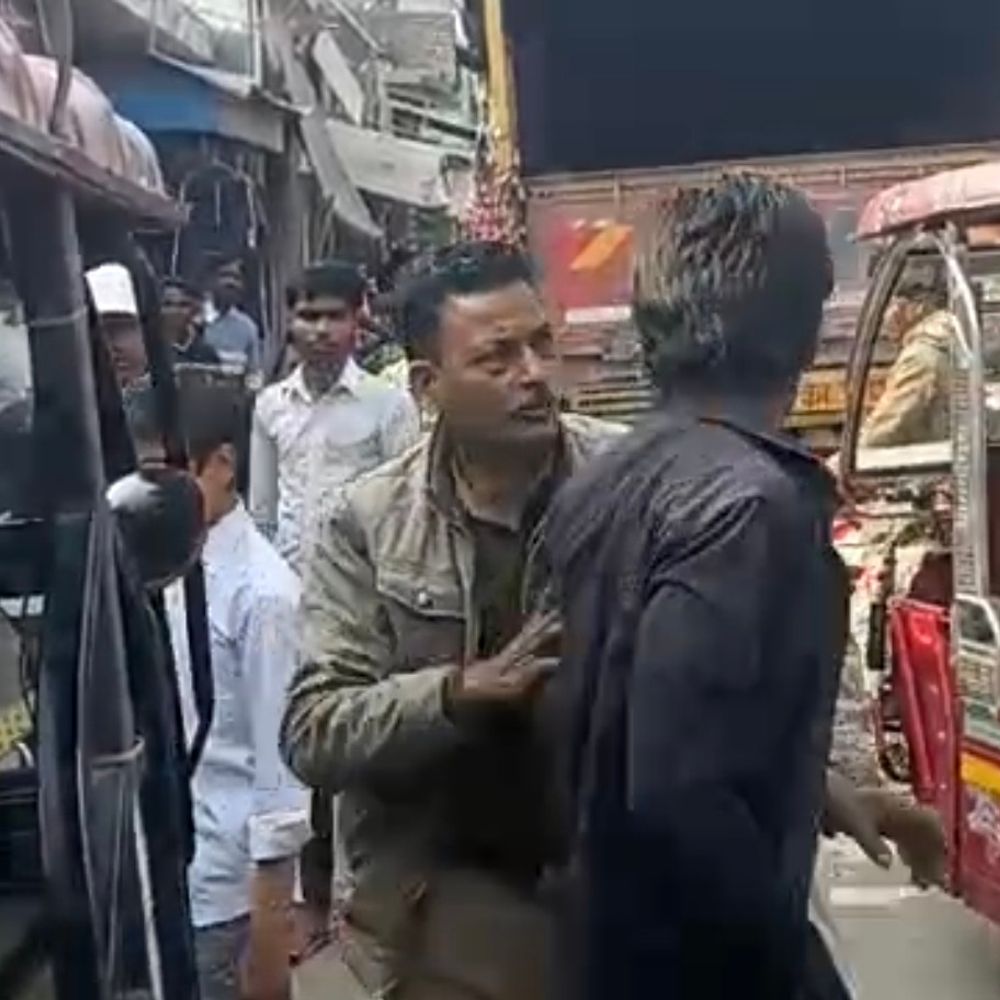 ई-रिक्शा चालक की पुलिस से नोकझोक, VIDEO:लखीमपुर में बीच सड़क खड़ाकर कर रहा था हंगामा, कागजात न होने पर सीज