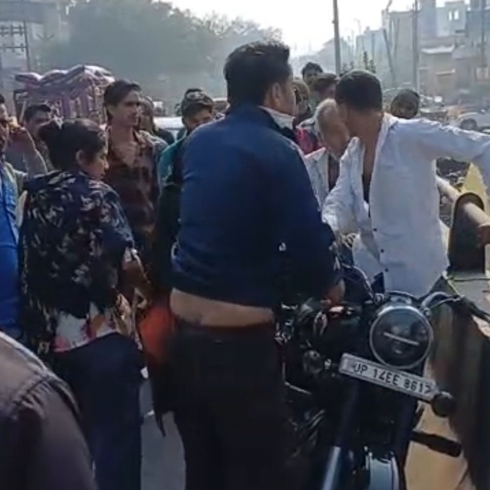 पति ने पत्नी को प्रेमी संग पकड़ा, VIDEO:हापुड़ में वेलेंटाइन डे पर बीच सड़क पर की मारपीट, पुलिस ने तीनों का किया चालान