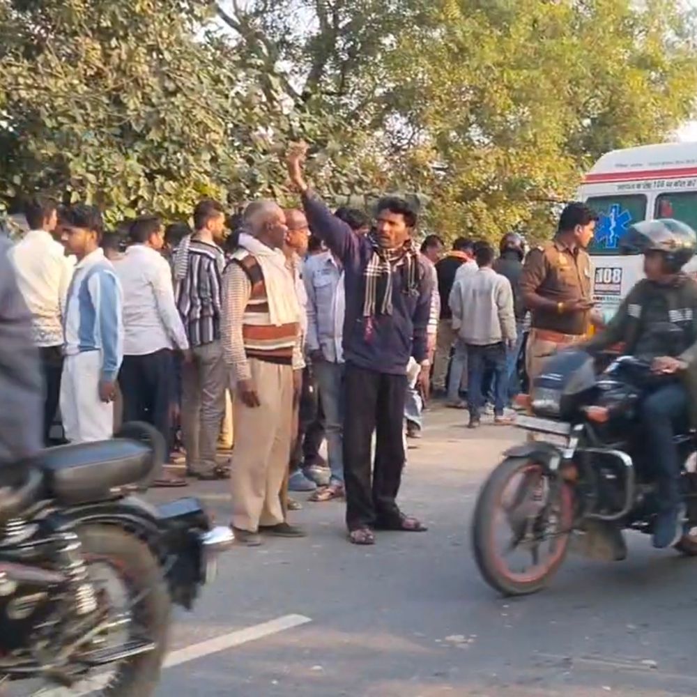 बाराबंकी ऑटो-स्कूटी में टक्कर, तीन घायल:दोनों वाहन बुरी तरह क्षतिग्रस्त हो गए, पुलिस ने घायलों को कराया भर्ती