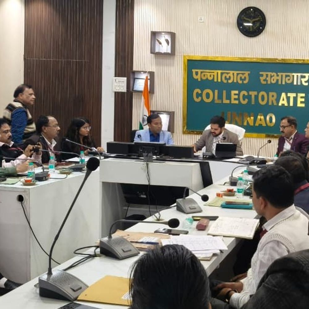 उन्नाव DM ने की राजस्व कार्यों की समीक्षा:लंबित वादों, घरौनी वितरण देखी, कहा- लेखपाल भूमि की पैमाइश समय पर करें