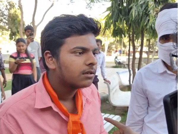 वेलेंटाइन-डे पर जयपुर में बजरंग-दल से जुड़े युवकों का हंगामा:  युवक-युवतियों से नाम और आधार कार्ड पूछे, डंडों के साथ घूमते दिखे युवक, विरोध के बाद भागे, वीडियो वायरल – Jaipur News