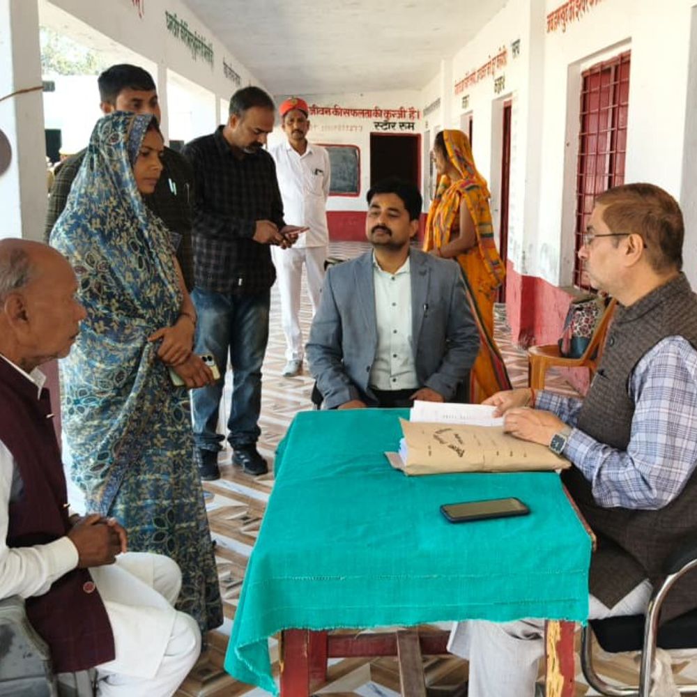 जिलाधिकारी ने मतदाता पुनरीक्षण अभियान का जायजा लिया:सोनभद्र में 18 वर्ष पूर्ण कर चुके युवाओं के नाम जोड़ने के निर्देश