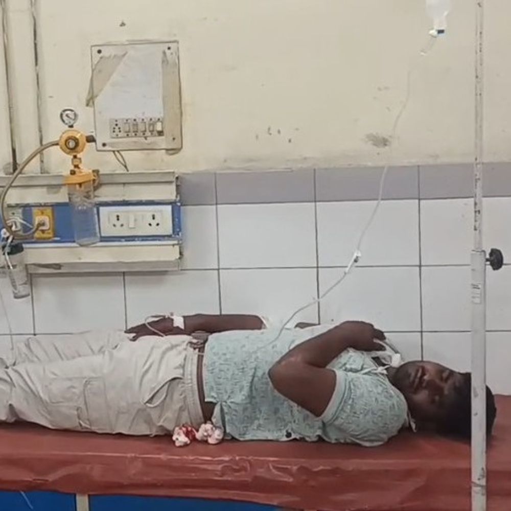 एटा में कांवड़िए को ऑटो ने मारी टक्कर:ऑटो पलटा, कांवड़िया और दंपत्ति घायल, एक हायर सेंटर रेफर