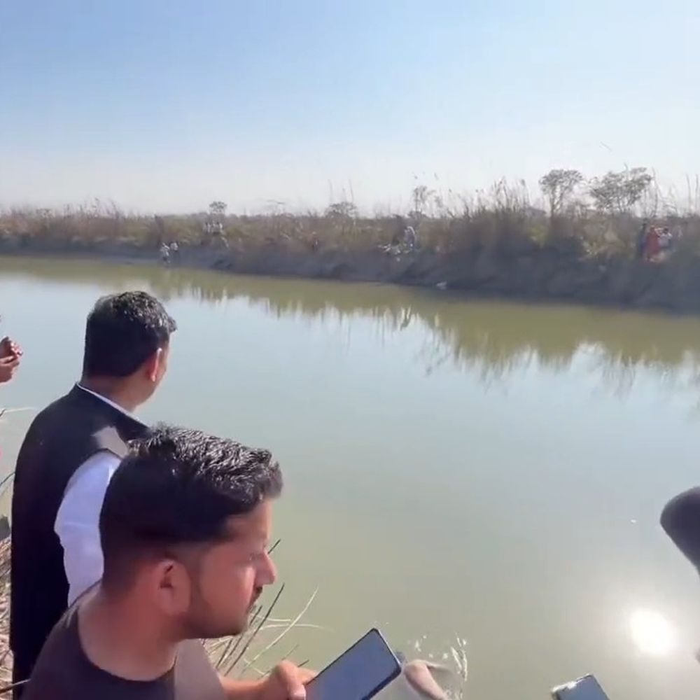 नहर से अज्ञात का शव मिला:मैनपुरी में 5 किमी दूर पुल के नीचे मिला शव, मगरमच्छों के बीच सर्च ऑपरेशन