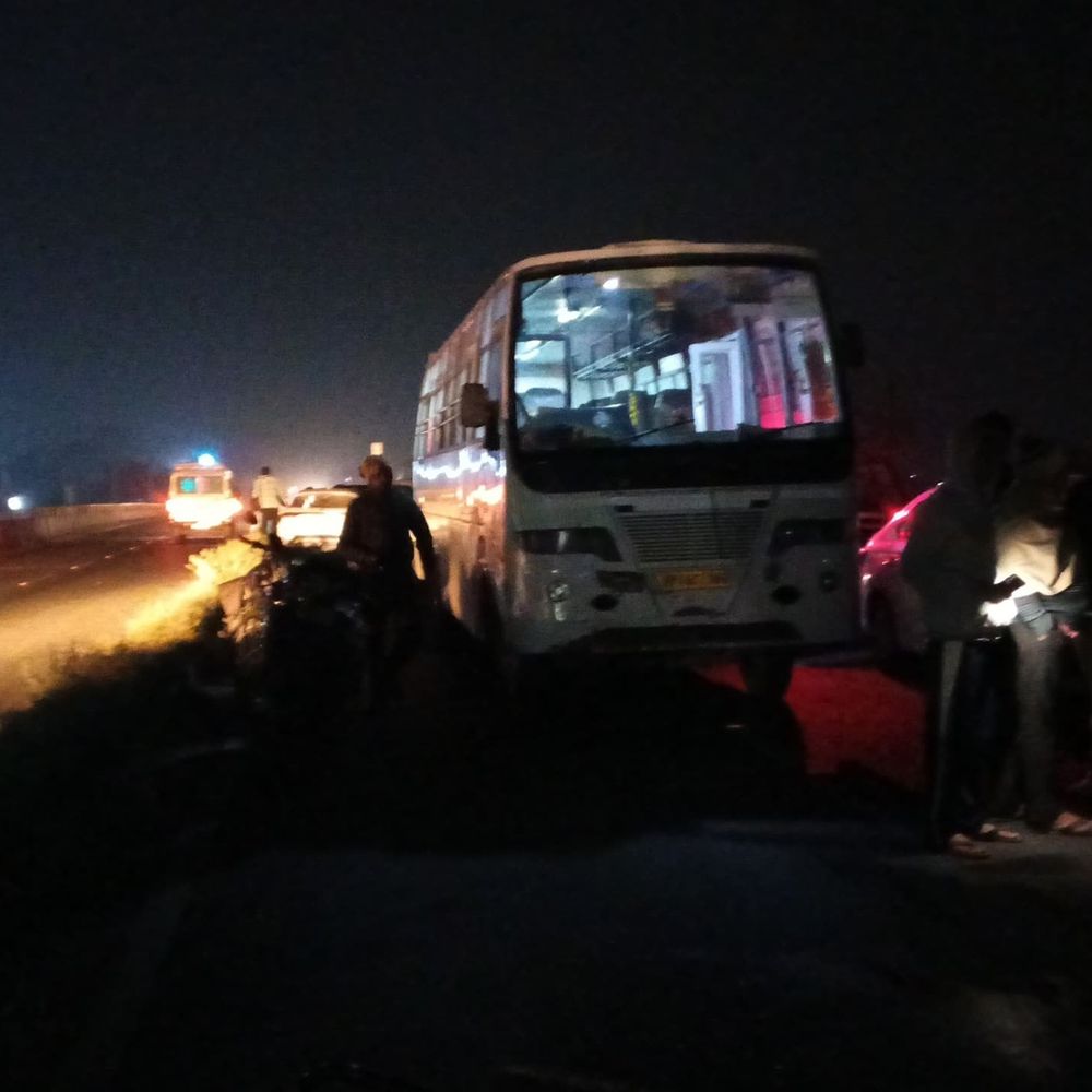 हापुड़ में बस और ट्रैक्टर ट्रॉली की टक्कर:6 यात्री घायल, एक की हालत नाजुक