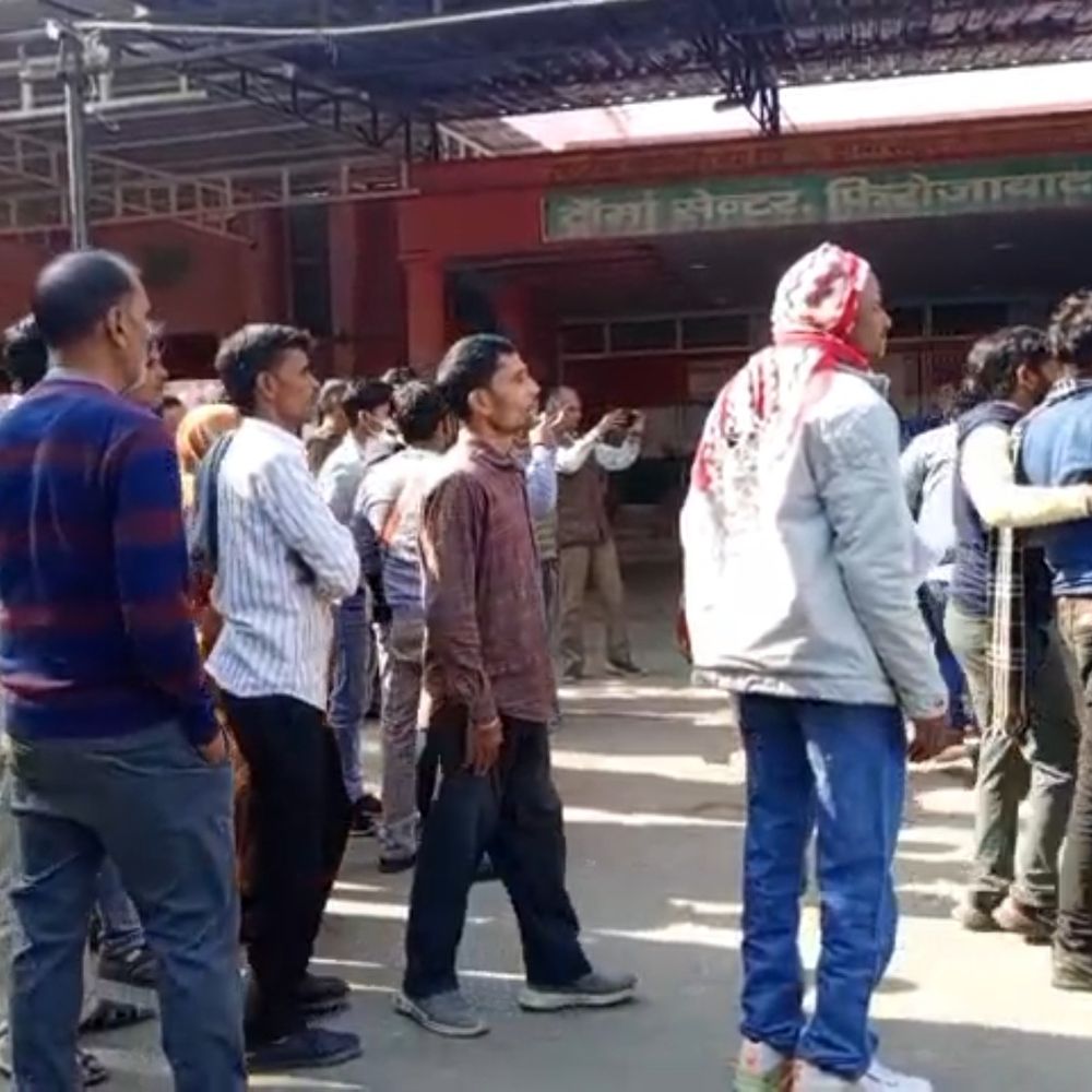 फिरोजाबाद में कार पलटी, पति-पत्नी और बेटे की मौत:अनियंत्रित होकर डिवाइडर से टकराई थी, हादसे में साली गंभीर घायल