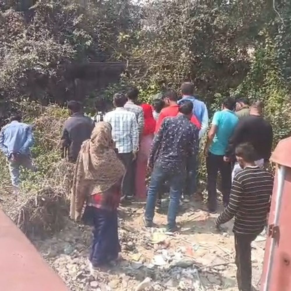 गोंडा में महिला का शव मिलने से मचा हड़कंप:एडिशनल एसपी डॉग स्क्वायड के साथ मौके पर पहुंचे, सीसीटीवी कैमरे खंगाले जा रहे