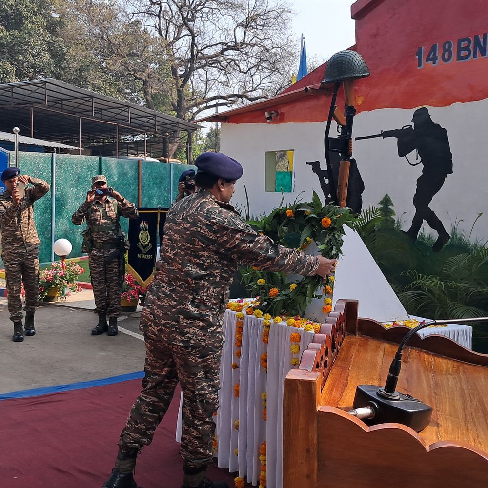 पुलवामा हमले की बरसी पर शहीदों को दी गई श्रद्धांजलि:मंडला में सीआरपीएफ 148वीं वाहिनी ने ‘शोक शस्त्र’ के साथ दी सलामी