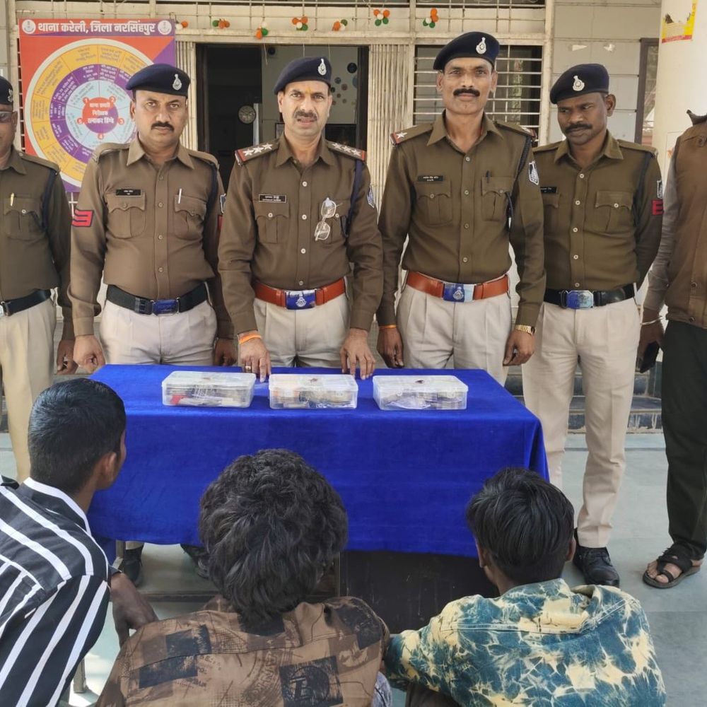 नरसिंहपुर पुलिस ने अंतरराज्यीय चोरी का खुलासा किया:करेली में तीन आरोपी गिरफ्तार, लाखों रुपए नकद बरामद