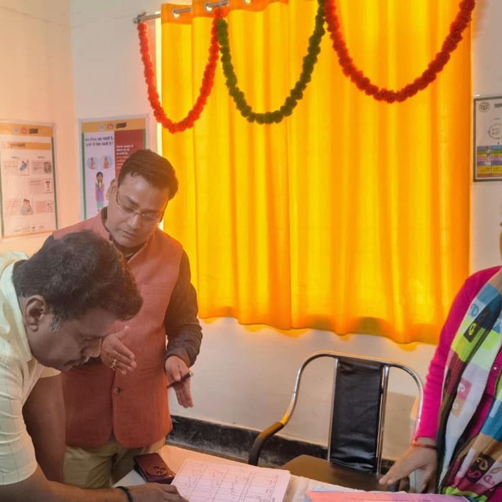 डीएम ने CHC में अव्यवस्थाएं देख एएनएम को नोटिस दिया:मरीजों से लिया फीडबैक, स्वास्थ्य सेवाओं में सुधार के दिए निर्देश