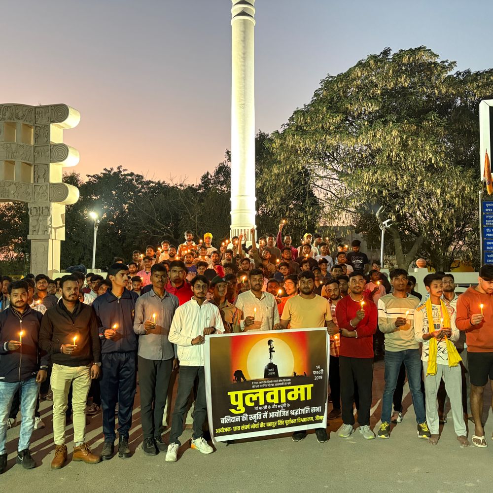 पूर्वांचल विश्वविद्यालय में पुलवामा शहीदों को श्रद्धांजलि दी गई:छात्र संघर्ष मोर्चा ने कैंडल मार्च और सभा का आयोजन किया