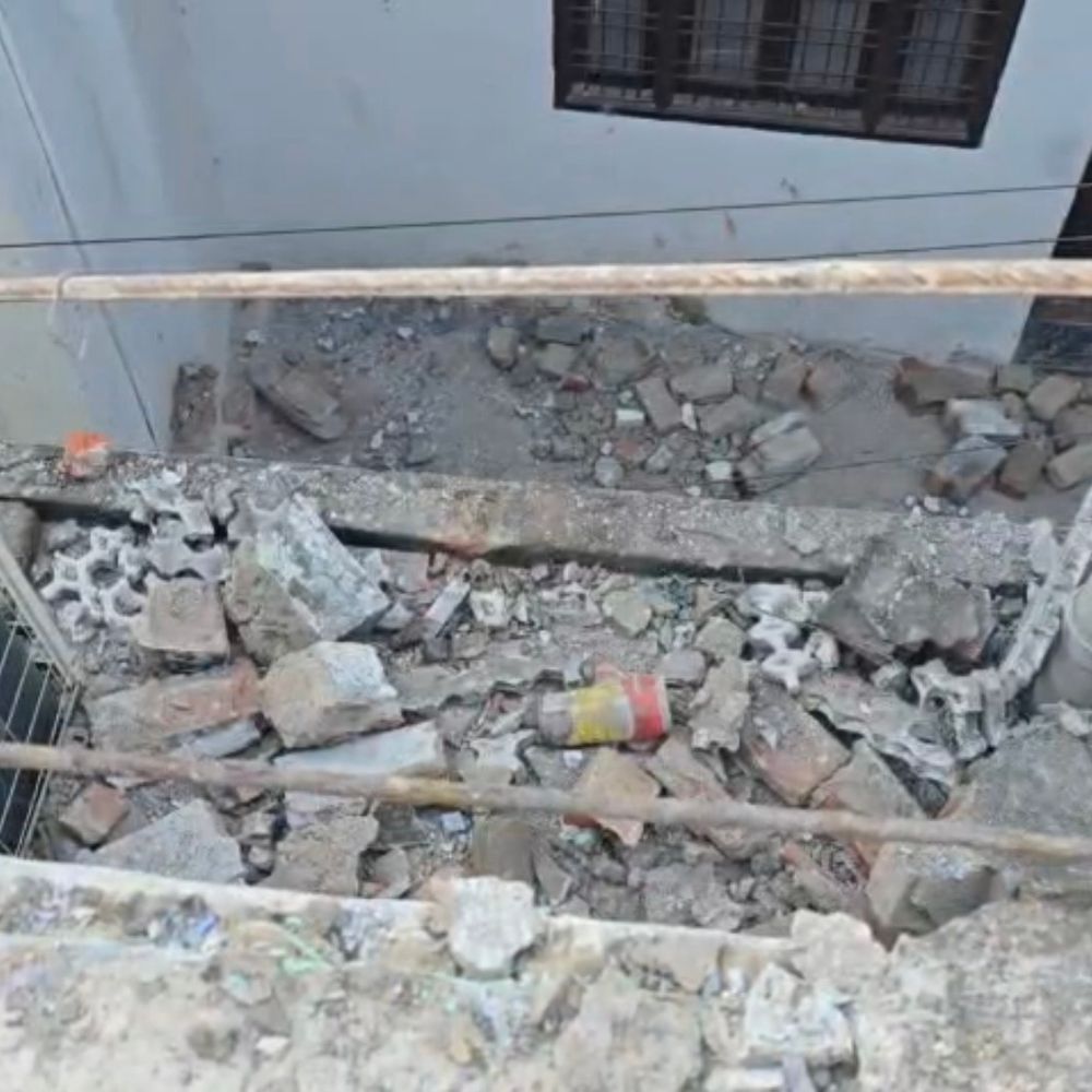 हमीरपुर में बंद घर में फटा सिलेंडर:मकान का एक हिस्सा ढहा, परिवार शादी में था