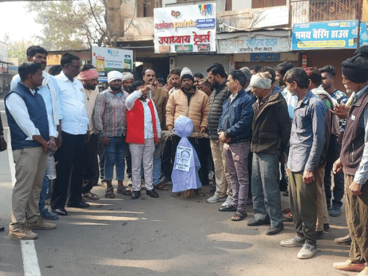 विदिशा में कृषि डील के विरोध में कांग्रेस का प्रदर्शन:  केंद्रीय मंत्री शिवराज सिंह चौहान का पुतला फूंका; सरकार के खिलाफ जोरदार नारेबाजी – Vidisha News
