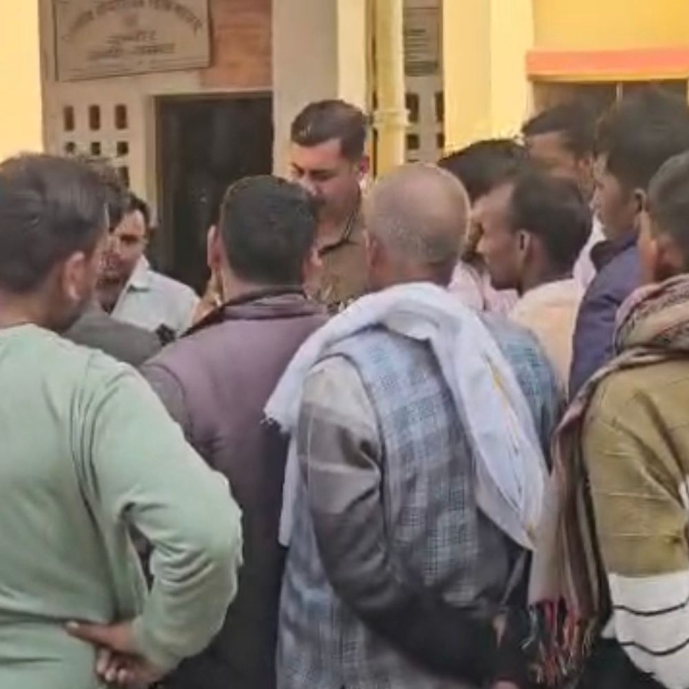 संभल में बाइक से गिरकर महिला की मौत:मेरठ-बदायूं हाईवे पर हादसा, महाशिवरात्रि पर पति के साथ मायके आ रही थी