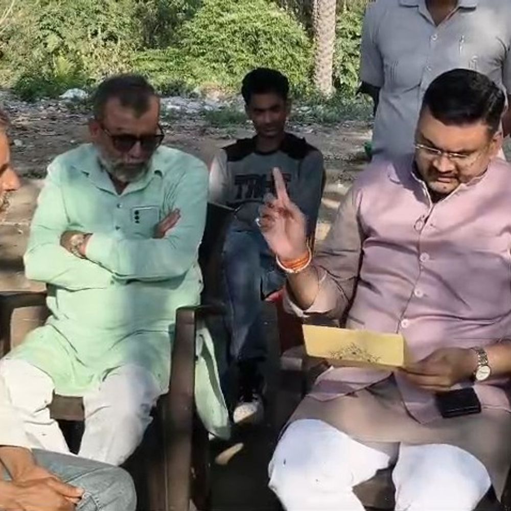 बीजेपी नेता ने किसान परिवार को दी आर्थिक मदद:बेटी की शादी से पहले सुसाइड कर लिया था, कर्ज से थे परेशान