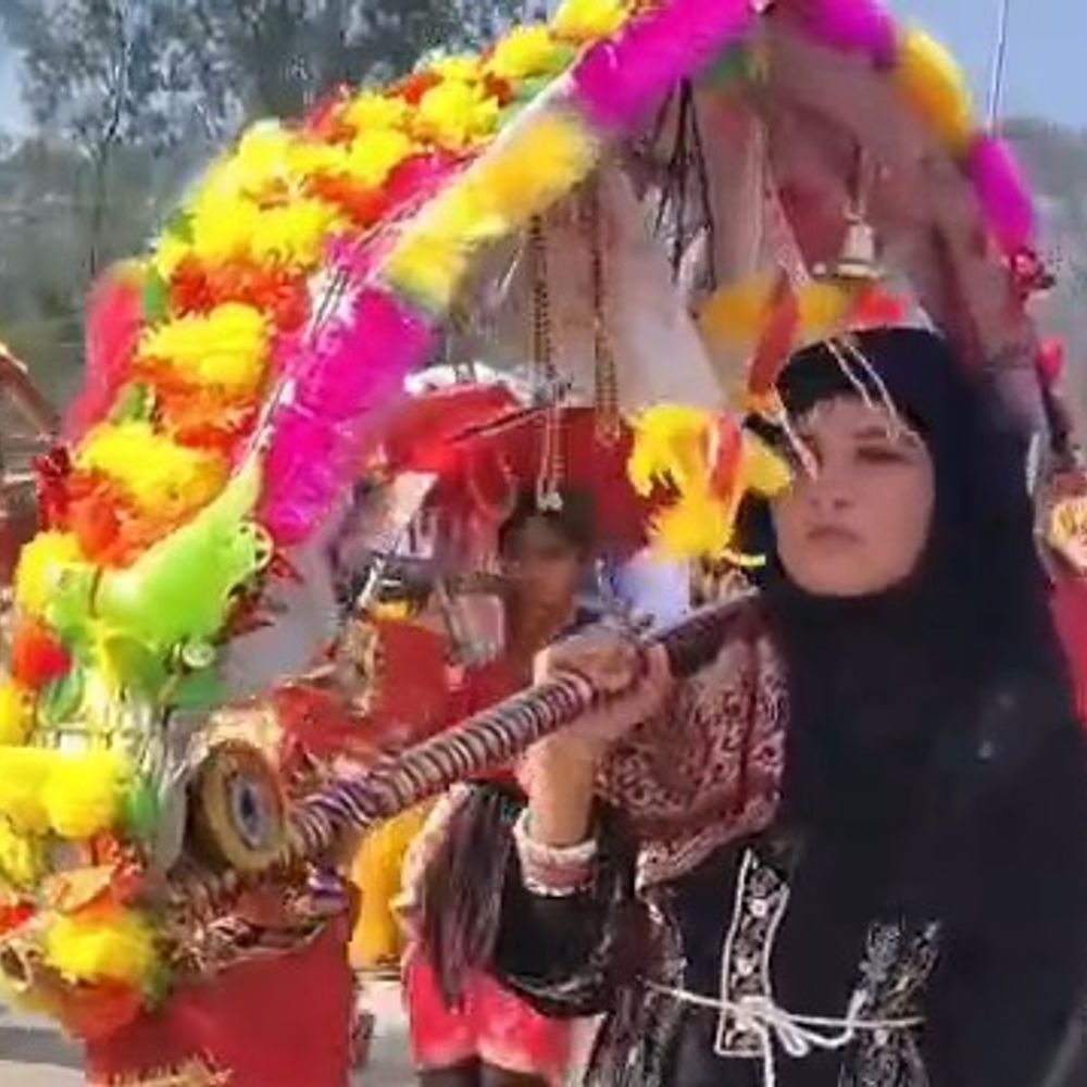 मुस्लिम महिला ने की बुर्के में कांवड़ यात्रा:शादी की मन्नत पूरी होने पर हरिद्वार से संभल जा रही हैं, अमरोहा में हुआ स्वागत