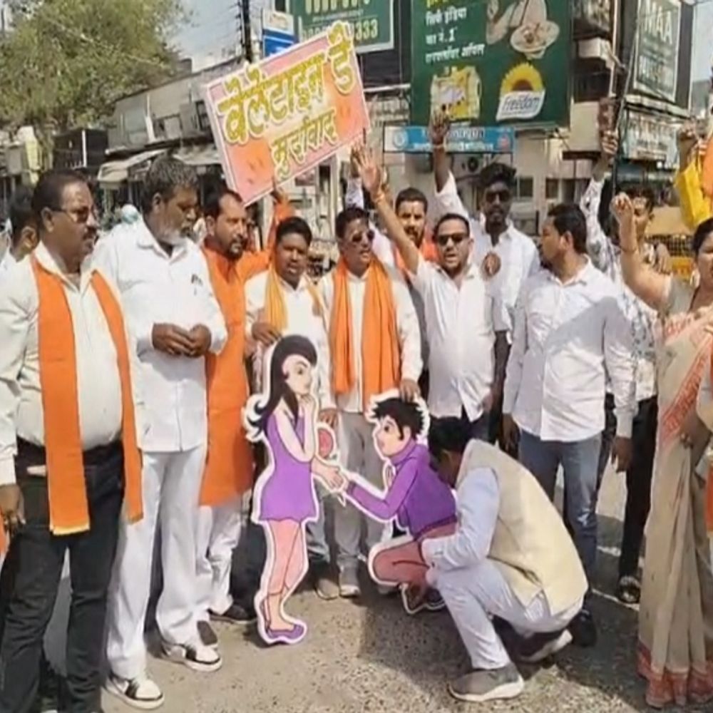 शिवसेना ने वेलेंटाइन डे का विरोध कर पुतला जलाया:  बिलासपुर में बाइक रैली निकाली, युवाओं को मातृ-पितृ दिवस मनाने की सलाह दी – Bilaspur (Chhattisgarh) News