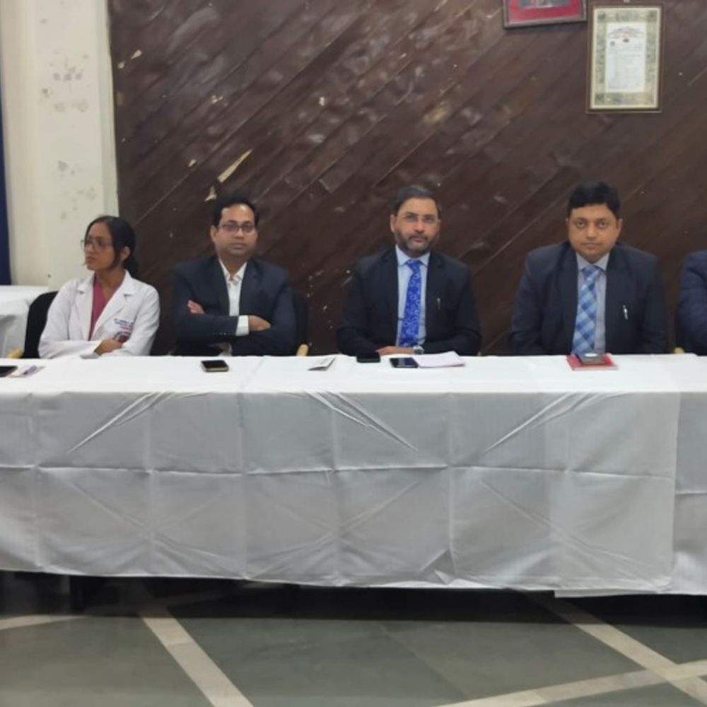 मोबाइल देखने से बच्चों में हो रही भेंगेपन की समस्या:KGMU एक्सपर्ट बोले- स्क्रीन टाइम घटाना होगा, छोटे बच्चों को नहीं देना मोबाइल