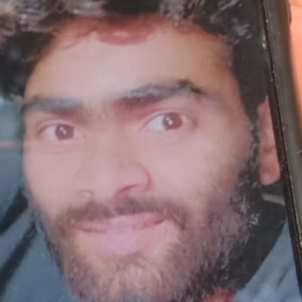 आजमगढ़ में एक्सीडेंट में युवक की मौत:रोड पार कर रहा था,ट्रक ने मारी टक्कर, चप्पल से हुई शव की पहचान