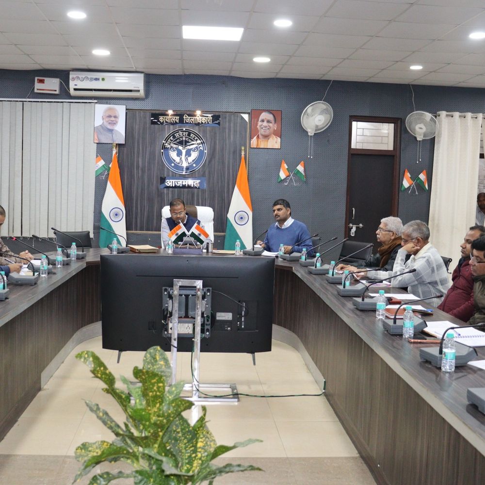 आजमगढ़ में खाद्य सुरक्षा अधिकारियों के साथ डीएम की बैठक:खराब छवि वाले प्रतिष्ठानों को चिन्हित कर कार्रवाई करने के दिए निर्देश