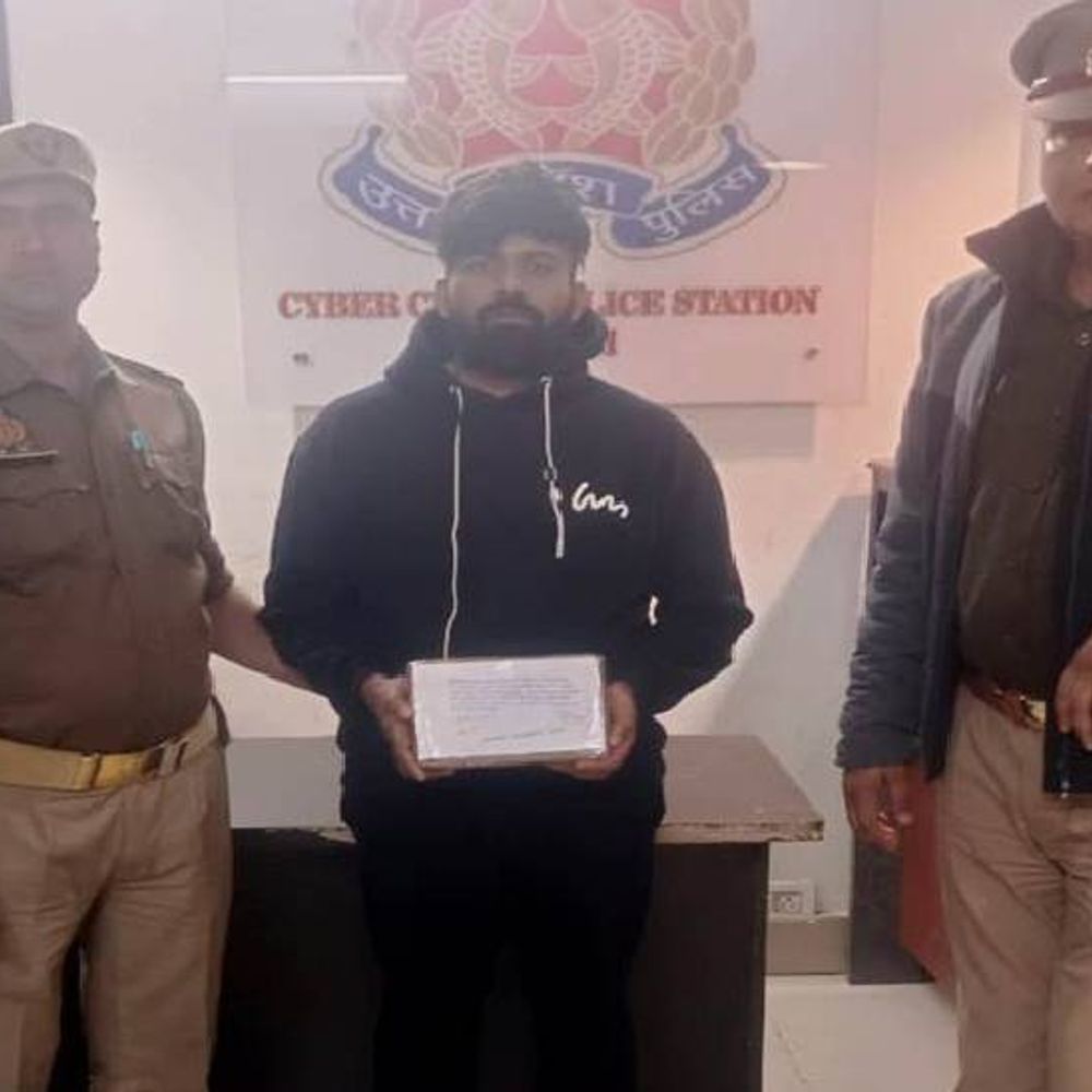 झांसी में अश्लील वीडियो भेजकर NRI से 25 लाख मांगे:लैपटॉप हैक करके डाटा चुराया, थाईलैंड की सिम से कॉल लगाता था, एक अरेस्ट