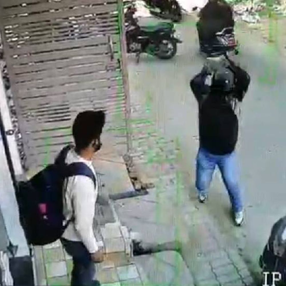 झांसी में डॉक्टर ने पत्थर बरसाए, राहगिर को पीटा, VIDEO:सरिया से मेडिकल स्टोर में तोड़फोड़ की, पानी की मोटर न चलाने से नाराज थे