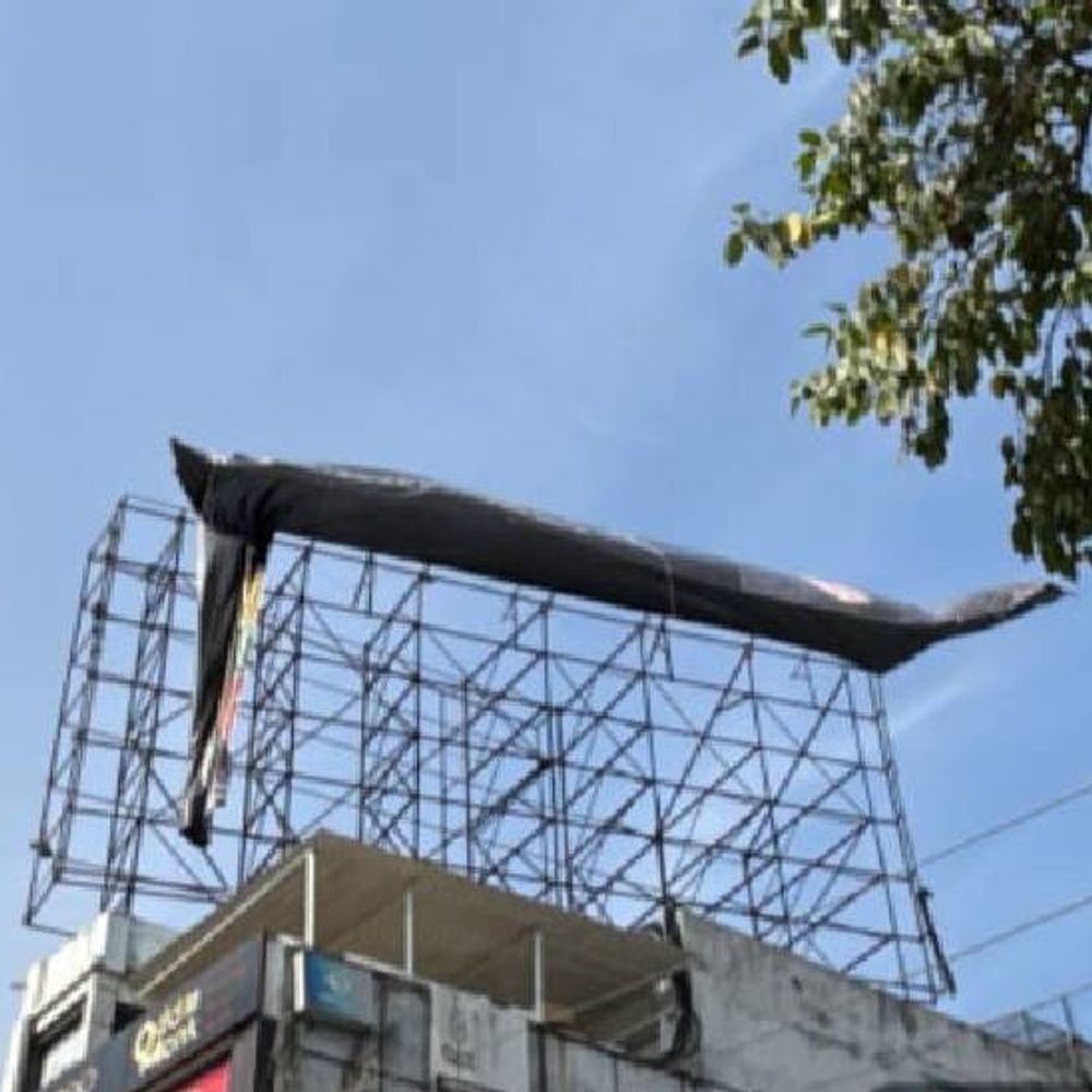 लखनऊ में प्रचार एजेंसी से होगी वसूली:नगर निगम ने गोमतीनगर-हजरतगंज से होर्डिंग हटवाई, विज्ञापन का पैसा नहीं जमा किया