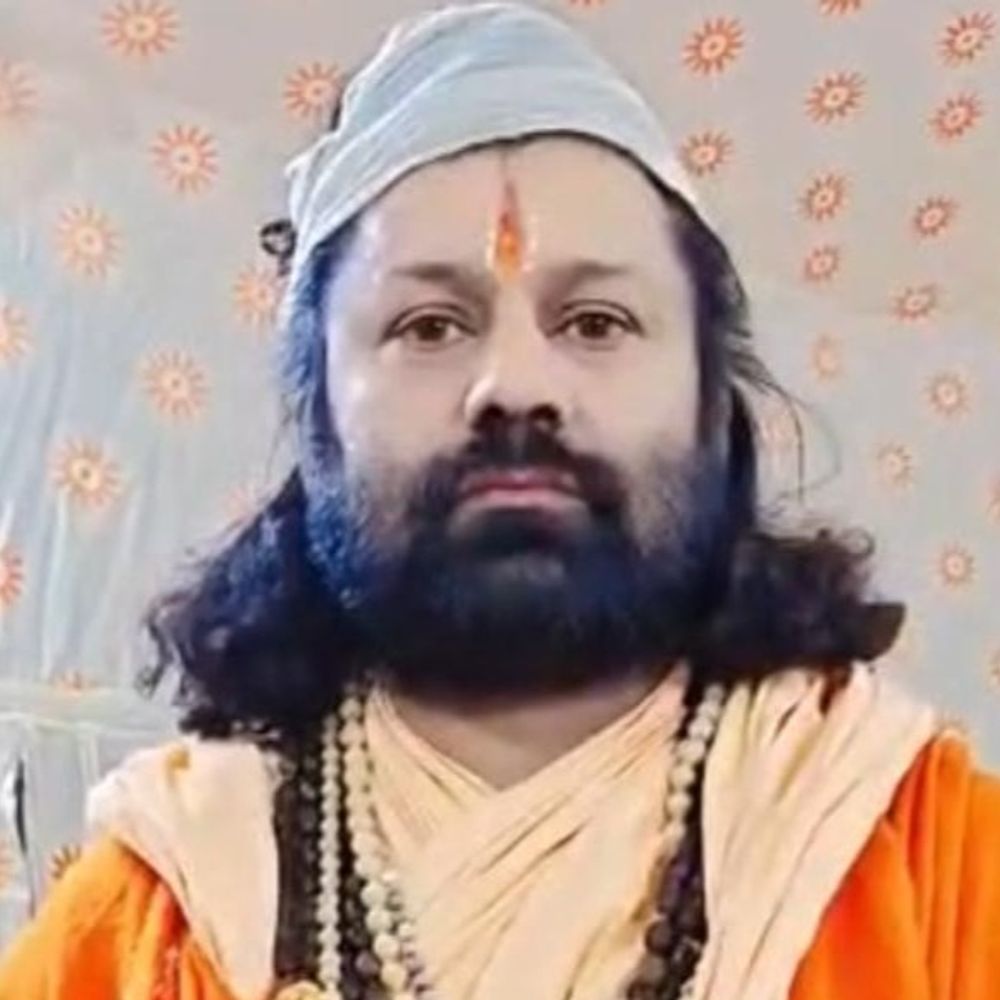 प्रयागराज में कोर्ट के बाहर आशुतोष महाराज ने रील बनाई:बैकग्राउंड में लगाया हमें इंसाफ चाहिए...गाना, कार में बैठते वक्त रोए