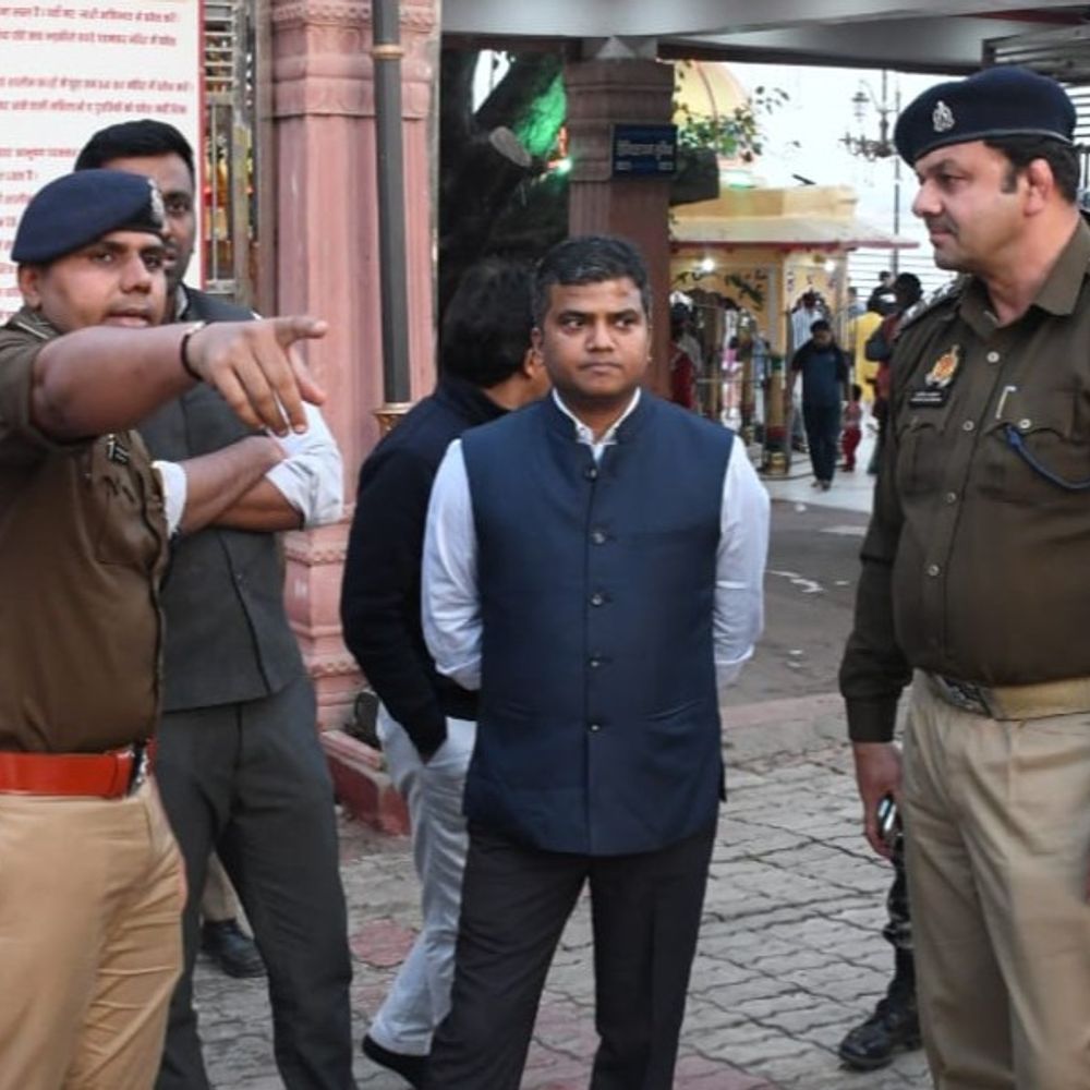 शिवरात्रि से पहले प्रशासन अलर्ट, मनकामेश्वर-मंदिर की तैयारियों का जायजा:प्रयागराज DM ने मंदिर व्यवस्थाओं की समीक्षा की