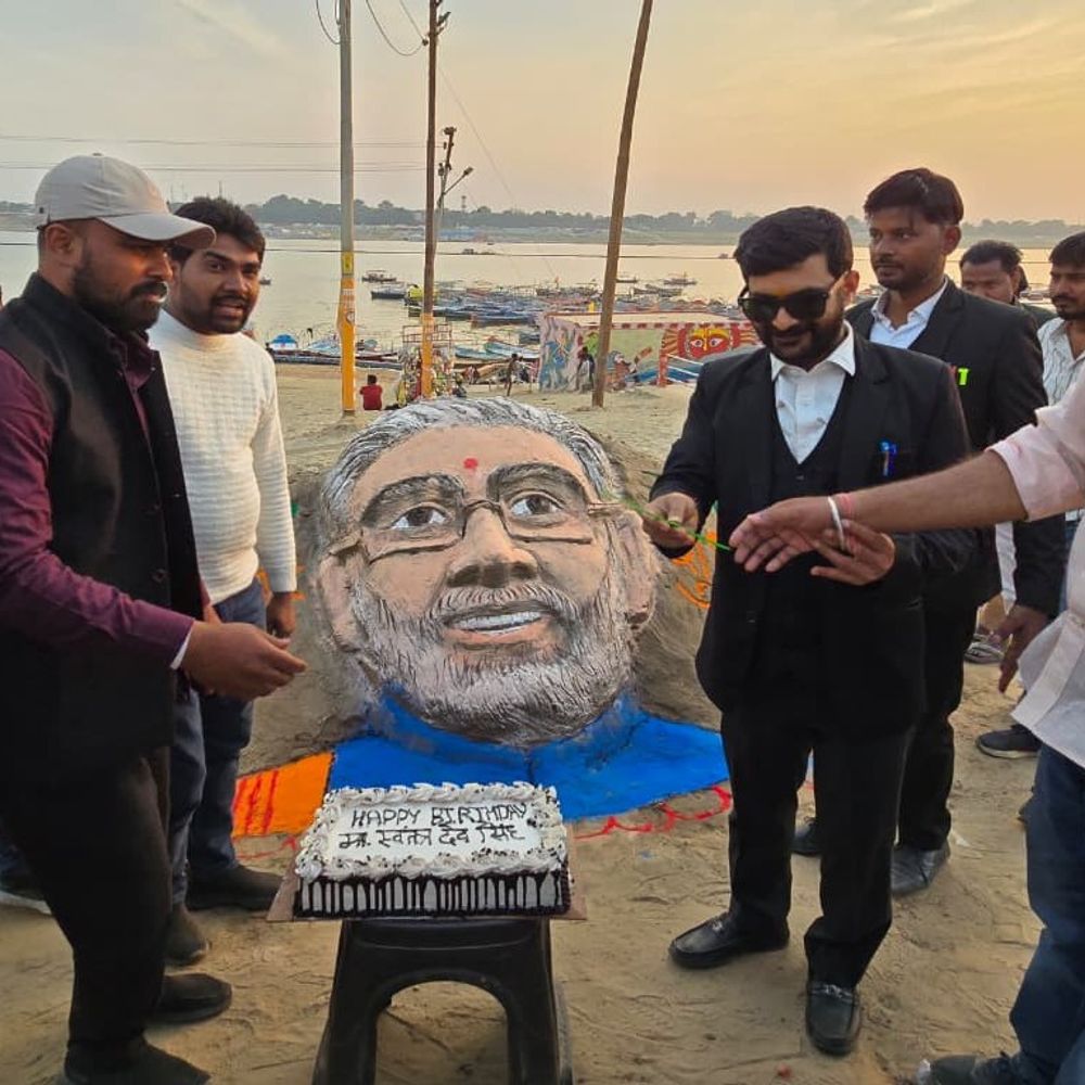 संगम घाट पर मंत्री स्वतंत्र-देव सिंह का मनाया जन्मदिन:सैंड आर्ट के जरिए बनाई गई कलाकृति, केक काटकर, गरीबों को बांटे गए फल